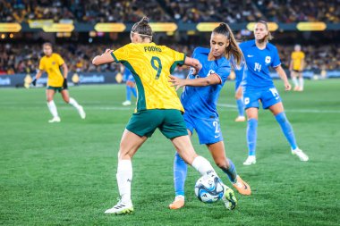 MELBOURNE, AUSTRALIA - 14 Temmuz 2023 tarihinde oynanan Dünya Kupası dostluk maçında Avustralyalı Caitlin Foord ve Fransız Maelle Lakrar Fransa ile oynadılar.