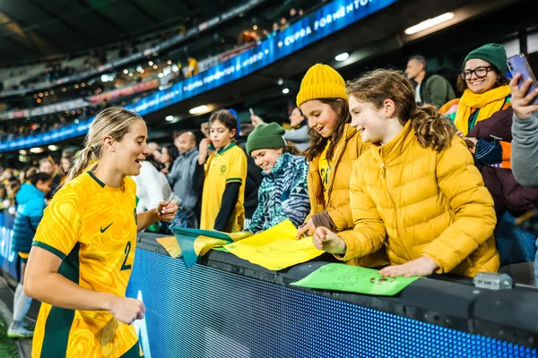 澳大利亚墨尔本 7月14日 澳大利亚的Courtney Nevin在2023年世界杯击败法国后 与球迷在赛后的友谊赛于2023年7月14日结束 — 图库照片