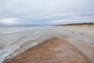 ROBE AUSTRALYA - 11 Nisan 2023: Kingston SE, Güney Avustralya, Avustralya yakınlarındaki Limestone Sahili 'nde ikonik Granit kaya oluşumu