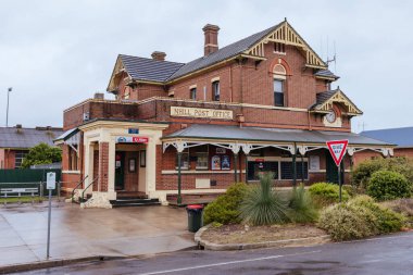 NHILL, AUSTRALIA - 15 Nisan 2023: Victoria, Avustralya 'da fırtınalı bir sonbahar gününde tarihi Nhill ve postanesinin ikonik mimarisi