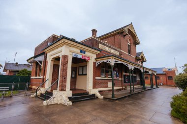 NHILL, AUSTRALIA - 15 Nisan 2023: Victoria, Avustralya 'da fırtınalı bir sonbahar gününde tarihi Nhill ve postanesinin ikonik mimarisi