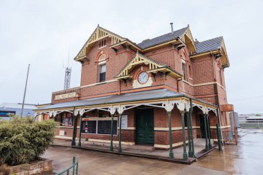 NHILL, AUSTRALIA - 15 Nisan 2023: Victoria, Avustralya 'da fırtınalı bir sonbahar gününde tarihi Nhill ve postanesinin ikonik mimarisi