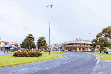 NHILL, AUSTRALYA - 15 Nisan 2023: Victoria, Avustralya 'da fırtınalı bir sonbahar gününde tarihi Nhill' in ikonik mimarisi