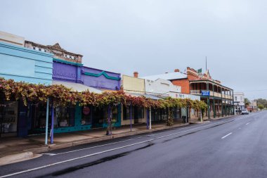 NHILL, AUSTRALYA - 15 Nisan 2023: Victoria, Avustralya 'da fırtınalı bir sonbahar gününde tarihi Nhill' in ikonik mimarisi