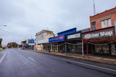 NHILL, AUSTRALYA - 15 Nisan 2023: Victoria, Avustralya 'da fırtınalı bir sonbahar gününde tarihi Nhill' in ikonik mimarisi