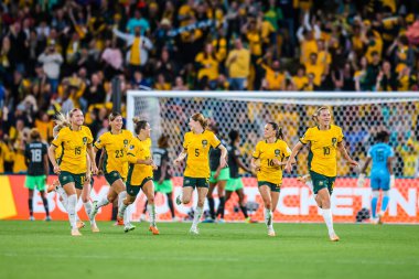 BRISBANE, AUSTRALIA - 27 Temmuz 2023 'te Avustralya' nın Brisbane Stadyumu 'nda oynanan FIFA Dünya Kadınlar Kupası' nda Nijerya 'ya karşı attığı golü Avustralyalı Emily VAN EGMOND kutluyor.