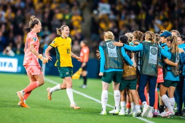 BRISBANE, AUSTRALIA - 27 Temmuz 2023 'te Avustralya' nın Brisbane Stadyumu 'nda oynanan FIFA Dünya Kadınlar Kupası' nda Nijerya 'ya karşı attığı golü Avustralyalı Emily VAN EGMOND kutluyor.