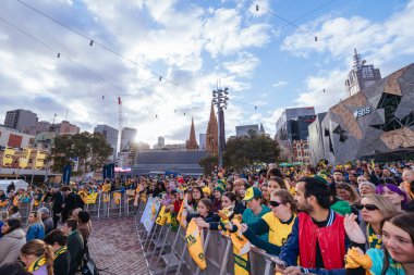 MELBOURNE, AUSTRALIA - 11 Temmuz: Avustralya Commbank Matildas Kadınlar Dünya Kupası Dünya Kupası 'nın taraftarları 11 Temmuz 2023 tarihinde Avustralya' nın Melbourne kentinde düzenlenen Federasyon Meydanı 'nda duyuru ve sunum.