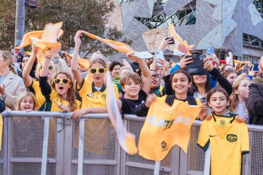 MELBOURNE, AUSTRALIA - 11 Temmuz: Avustralya Commbank Matildas Kadınlar Dünya Kupası Dünya Kupası 'nın taraftarları 11 Temmuz 2023 tarihinde Avustralya' nın Melbourne kentinde düzenlenen Federasyon Meydanı 'nda duyuru ve sunum.