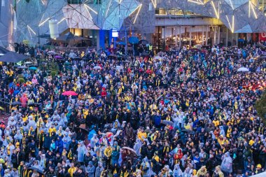 MELBOURNE, AUSTRALIA - 12 AUG: Avustralya - Avustralya Yeni Zelanda FIFA Dünya Kupası 'nda Avustralya Matildas - Fransa Les Bleus maçını izleyen kalabalık ile Melbourne Fan Festivali' nin genel görünümü