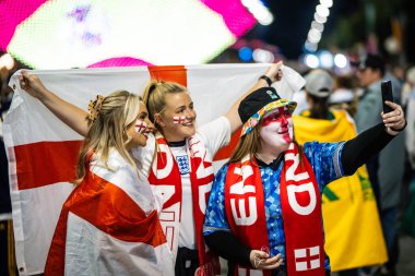 SYDNEY, AUSTRALIA - 20 Ağustos 2023 tarihinde Avustralya 'nın Yeni Zelanda Stadyumu' nda oynanan FIFA Dünya Kadınlar Kupası finalinde İspanya 'dan önce taraftarlar İngiltere ile oynuyorlar.