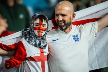 SYDNEY, AUSTRALIA - 20 Ağustos 2023 tarihinde Avustralya 'nın Yeni Zelanda Stadyumu' nda oynanan FIFA Dünya Kadınlar Kupası finalinde İspanya 'dan önce taraftarlar İngiltere ile oynuyorlar.