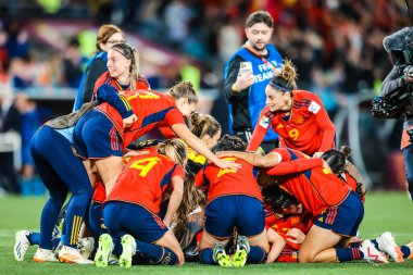 SYDNEY, AUSTRALIA - 20 AĞUSTRALIA: İspanyol oyuncular 20 Ağustos 2023 'te Avustralya Yeni Zelanda Stadyumu' nda oynanan FIFA Kadınlar Dünya Kupası finalinde İngiltere 'yi yenmeyi kutladılar.