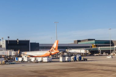 Melbourne, Avustralya - 03 Mart 2023: Victoria, Avustralya 'daki Melbourne Tullamarine Havalimanı' nın biniş kapılarındaki Jetstar uçağı