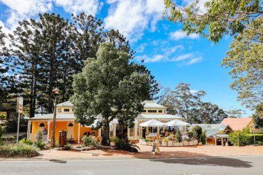 MONTVILLE, AUSTRALIA - 28 Temmuz 2023: Güneşli bir kış gününde Avustralya 'nın Queensland kenti yakınlarındaki Glasshouse Dağları' nda Montville 'in antika popüler kasabası