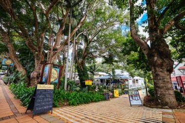 MONTVILLE, AUSTRALIA - 28 Temmuz 2023: Güneşli bir kış gününde Avustralya 'nın Queensland kenti yakınlarındaki Glasshouse Dağları' nda Montville 'in antika popüler kasabası