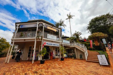 MONTVILLE, AUSTRALIA - 28 Temmuz 2023: Güneşli bir kış gününde Avustralya 'nın Queensland kenti yakınlarındaki Glasshouse Dağları' nda Montville 'in antika popüler kasabası