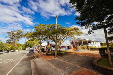 MONTVILLE, AUSTRALIA - 28 Temmuz 2023: Güneşli bir kış gününde Avustralya 'nın Queensland kenti yakınlarındaki Glasshouse Dağları' nda Montville 'in antika popüler kasabası