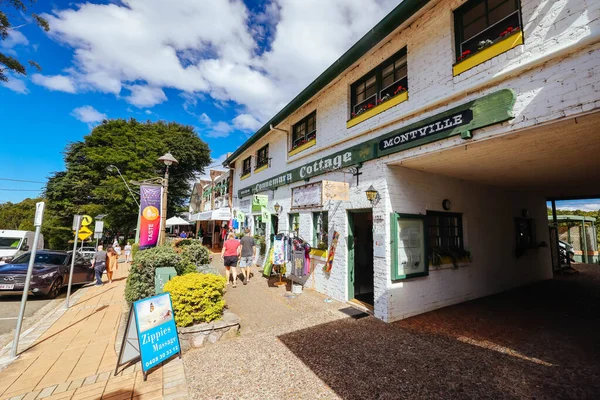 MONTVILLE, AUSTRALIA - 28 Temmuz 2023: Güneşli bir kış gününde Avustralya 'nın Queensland kenti yakınlarındaki Glasshouse Dağları' nda Montville 'in antika popüler kasabası