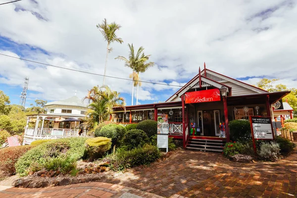 MONTVILLE, AUSTRALIA - 28 Temmuz 2023: Güneşli bir kış gününde Avustralya 'nın Queensland kenti yakınlarındaki Glasshouse Dağları' nda Montville 'in antika popüler kasabası