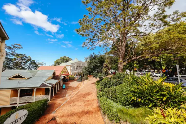 stock image MONTVILLE, AUSTRALIA - JULY 28 2023: The quaint popular town of Montville on a sunny winters day in the Glasshouse Mountains near Sunshine Coast in Queensland, Australia