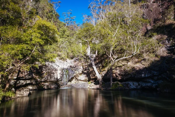 澳大利亚昆士兰州蒙特维尔附近一个阳光明媚的温暖冬季 康达利拉国家公园孔达利拉瀑布的岩石池 — 图库照片