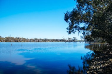 Victoria, Avustralya 'da Heathcote yakınlarında güneşli bir günde OKeefe Demiryolu ve McIvor Hwy Gölü manzarası