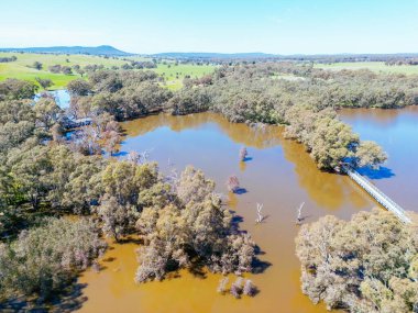 Victoria, Avustralya 'da Heathcote yakınlarında güneşli bir günde OKeefe Demiryolu ve McIvor Hwy Gölü manzarası