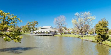 Kuzey Bendigo, Victoria, Avustralya 'da sıcak bir bahar akşamında Weeroona Gölü' nün popüler eğlence mekanı.