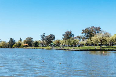 Kuzey Bendigo, Victoria, Avustralya 'da sıcak bir bahar akşamında Weeroona Gölü' nün popüler eğlence mekanı.