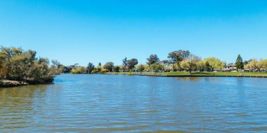 Kuzey Bendigo, Victoria, Avustralya 'da sıcak bir bahar akşamında Weeroona Gölü' nün popüler eğlence mekanı.