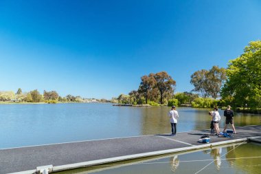 Kuzey Bendigo, Victoria, Avustralya 'da sıcak bir bahar akşamında Weeroona Gölü' nün popüler eğlence mekanı.