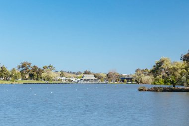 Kuzey Bendigo, Victoria, Avustralya 'da sıcak bir bahar akşamında Weeroona Gölü' nün popüler eğlence mekanı.
