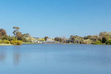 Kuzey Bendigo, Victoria, Avustralya 'da sıcak bir bahar akşamında Weeroona Gölü' nün popüler eğlence mekanı.