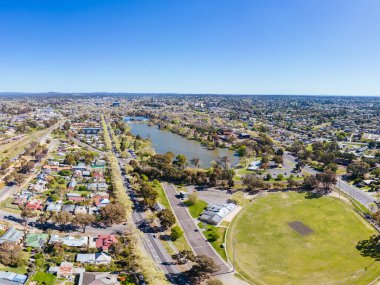 Kuzey Bendigo, Victoria, Avustralya 'da sıcak bir bahar akşamında Weeroona Gölü' nün popüler eğlence mekanı.