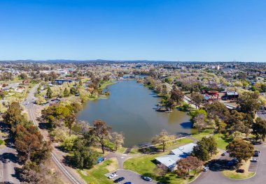 Kuzey Bendigo, Victoria, Avustralya 'da sıcak bir bahar akşamında Weeroona Gölü' nün popüler eğlence mekanı.