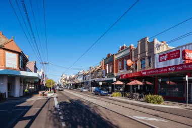 MELBOURNE, AUSTRALIA - 29 SEPT 2023: Elsternwick 'teki Glen Huntly Caddesi' nin ünlü ve popüler alışveriş caddesi Melbourne, Victoria, Avustralya 'da güneşli bir bahar öğleden sonrasında