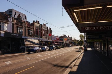 MELBOURNE, AUSTRALIA - 29 SEPT 2023: Elsternwick 'teki Glen Huntly Caddesi' nin ünlü ve popüler alışveriş caddesi Melbourne, Victoria, Avustralya 'da güneşli bir bahar öğleden sonrasında