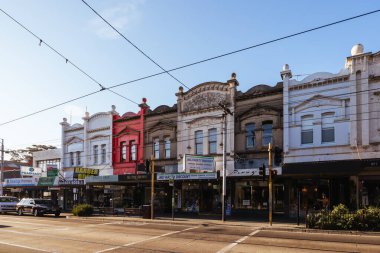 MELBOURNE, AUSTRALIA - 29 SEPT 2023: Elsternwick 'teki Glen Huntly Caddesi' nin ünlü ve popüler alışveriş caddesi Melbourne, Victoria, Avustralya 'da güneşli bir bahar öğleden sonrasında