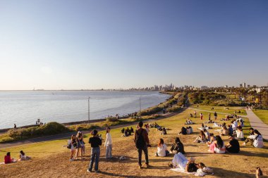 MELBOURNE, AUSTRALIA - 29 SEPT 2023: Elwood Park ve Foreshore Reserve 'deki ünlü ve popüler Point Ormond Gözcüsü Melbourne, Victoria, Avustralya' da güneşli bir bahar öğleden sonrasında