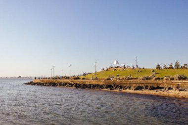 MELBOURNE, AUSTRALIA - 29 SEPT 2023: Elwood Park ve Foreshore Reserve 'deki ünlü ve popüler Point Ormond Gözcüsü Melbourne, Victoria, Avustralya' da güneşli bir bahar öğleden sonrasında