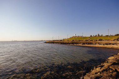 MELBOURNE, AUSTRALIA - 29 SEPT 2023: Elwood Park ve Foreshore Reserve 'deki ünlü ve popüler Point Ormond Gözcüsü Melbourne, Victoria, Avustralya' da güneşli bir bahar öğleden sonrasında