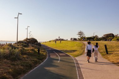 MELBOURNE, AUSTRALIA - 29 SEPT 2023: Elwood Park ve Foreshore Reserve 'deki ünlü ve popüler Point Ormond Gözcüsü Melbourne, Victoria, Avustralya' da güneşli bir bahar öğleden sonrasında