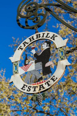 TABILK, AUSTRALYA - 25 Eylül 2023: Nagambie, Victoria, Avustralya yakınlarındaki sıcak bir bahar gününde Tahbilk Şaraphanesinin zemin ve tarihi binaları