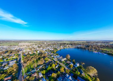 NAGAMBIE, AUSTRALYA - 25 Eylül 2023: Nagambie kasabası ve Goulburn Vadisi, Victoria, Avustralya 'daki Nagambie Gölü' nün bahar öğleden sonra hava görüntüleri