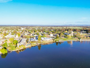 NAGAMBIE, AUSTRALYA - 25 Eylül 2023: Nagambie kasabası ve Goulburn Vadisi, Victoria, Avustralya 'daki Nagambie Gölü' nün bahar öğleden sonra hava görüntüleri