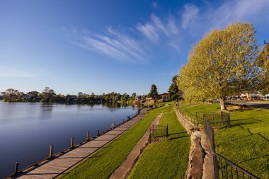 NAGAMBIE, AUSTRALYA - 25 Eylül 2023: Goulburn Valley, Victoria, Avustralya 'daki Nagambie kasabasının geç bahar öğleden sonra manzarası