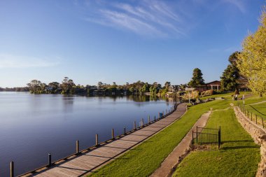 NAGAMBIE, AUSTRALYA - 25 Eylül 2023: Goulburn Valley, Victoria, Avustralya 'daki Nagambie kasabasının geç bahar öğleden sonra manzarası