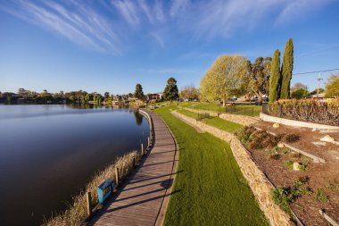 NAGAMBIE, AUSTRALYA - 25 Eylül 2023: Goulburn Valley, Victoria, Avustralya 'daki Nagambie kasabasının geç bahar öğleden sonra manzarası