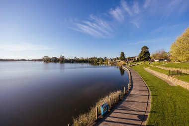 NAGAMBIE, AUSTRALYA - 25 Eylül 2023: Goulburn Valley, Victoria, Avustralya 'daki Nagambie kasabasının geç bahar öğleden sonra manzarası